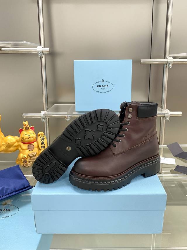 出厂价p: Prada普拉达24年秋冬新品切尔西烟管短裸靴鞋面.内里:牛皮， 原版大底正码:35-40 可订做40.41