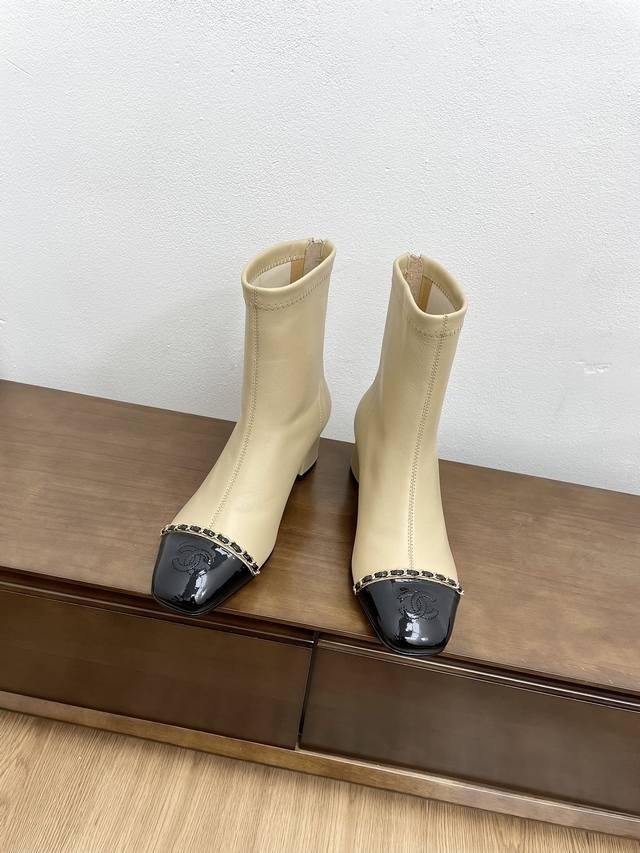 顶级版本chan*El 香奈儿小香万年经典拼接粗跟弹力矮靴。 诠释优雅小香风超级有质感的款式，低调而不简单，气质并且贵气，特别鞋跟处小小的双clogo点缀，和鞋