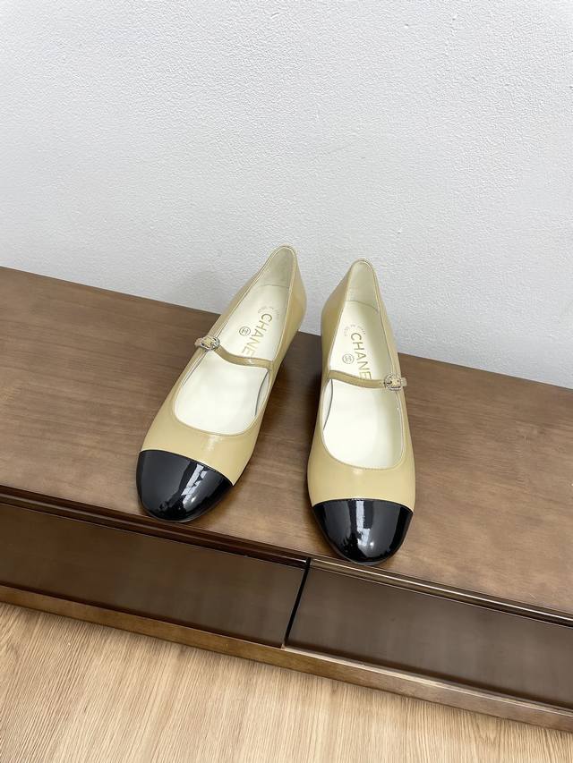 顶级版本chanel 24C新品圆头玛丽珍单鞋 这一季系列真的超美 大爆款香奶奶家一贯的优雅名媛气质 高级感十足！上脚非常nice～ 不管光脚穿或搭配裙装、裤装
