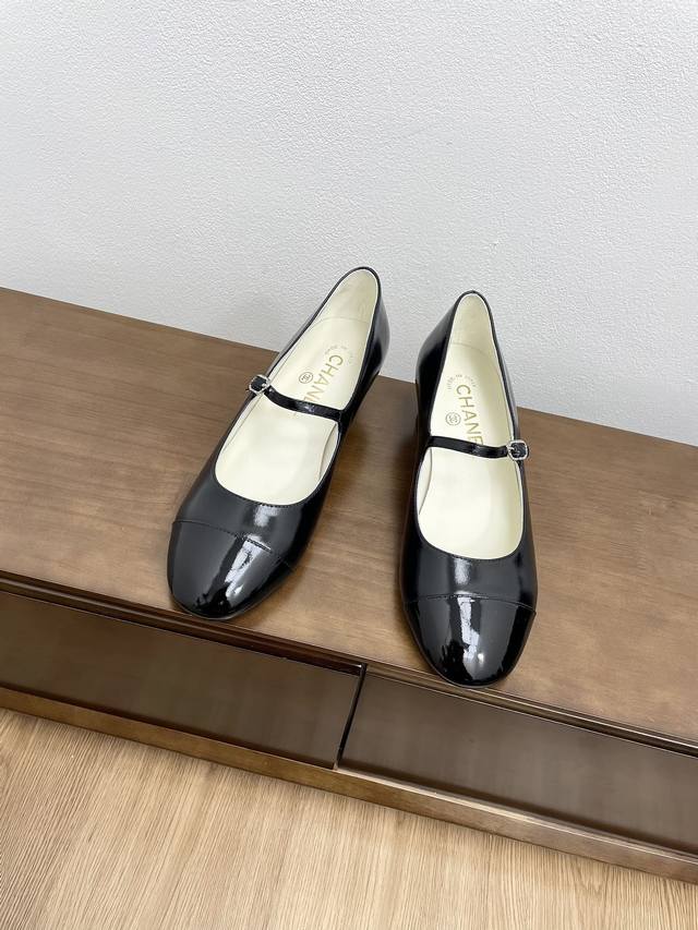 顶级版本chanel 24C新品圆头玛丽珍单鞋 这一季系列真的超美 大爆款香奶奶家一贯的优雅名媛气质 高级感十足！上脚非常nice～ 不管光脚穿或搭配裙装、裤装