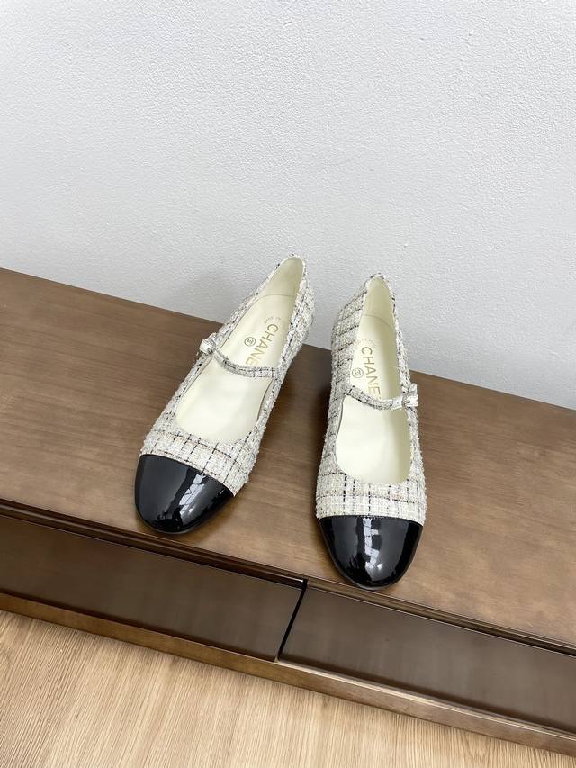 顶级版本chanel 24C新品圆头玛丽珍单鞋 这一季系列真的超美 大爆款香奶奶家一贯的优雅名媛气质 高级感十足！上脚非常nice～ 不管光脚穿或搭配裙装、裤装