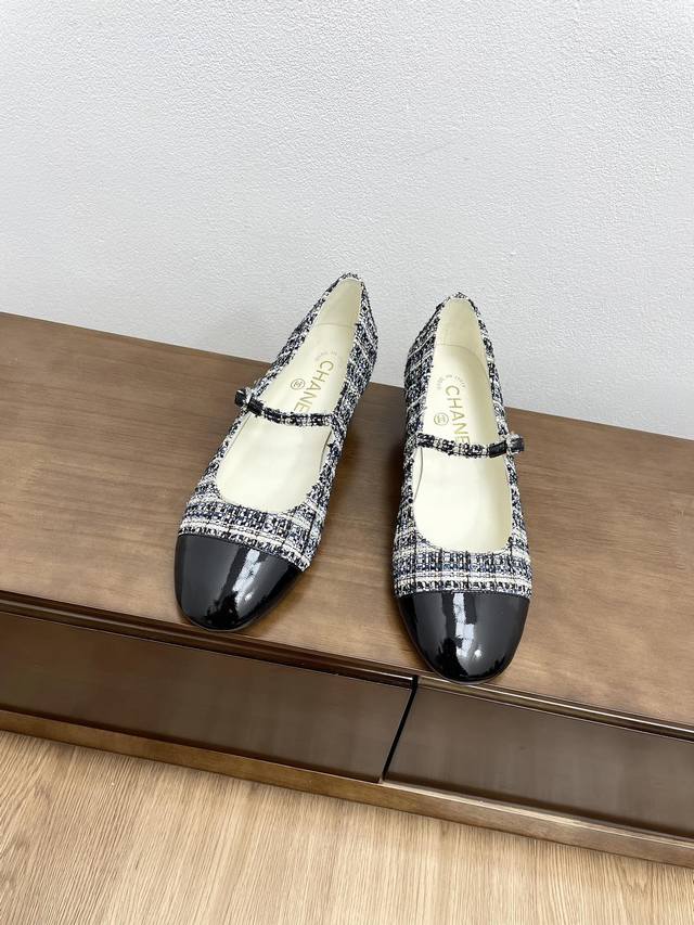 顶级版本chanel 24C新品圆头玛丽珍单鞋 这一季系列真的超美 大爆款香奶奶家一贯的优雅名媛气质 高级感十足！上脚非常nice～ 不管光脚穿或搭配裙装、裤装