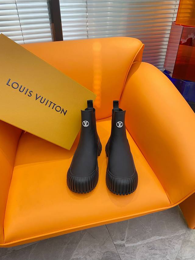 出厂价 Louis Vuitt*N Fw23 New Arrival切尔西短靴 Lv Ruby 短靴新品，爆款，平底靴在硬朗和柔美之间激发潮流魅力，可可爱爱大头
