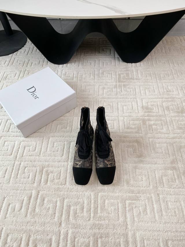 出厂 顶级品质dior Ss23 New Arrival～Cd 春夏蕾丝刺绣网靴新品 玫瑰花蕾丝刺绣，精致绝美的存在！ 鞋头麂皮材质，鞋底意大利进口牛皮材质！