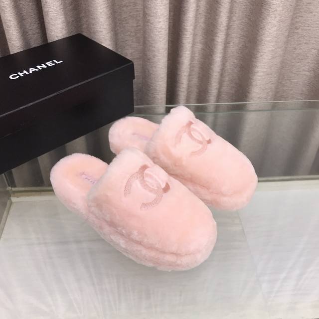 24Ss秋冬新款羊毛拖鞋厚底毛毛鞋 包头款鞋面大双c 采用电绣工艺，一字款采用金钉打造双c标识！整个鞋子毛茸茸的很舒服，上脚感更是要沦陷了超级爱！简直就是冬天里