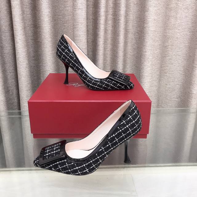 Roger Vivier 四季单品格布高跟鞋，品牌标志性的饰扣本季以同色系裹皮革款式亮相，Viv In The City格布高跟鞋以格布手工制成，镀漆后跟曲线柔
