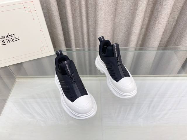 女 男 Alexander Mcqueen 亚历山大 麦昆新款tread Slisck Moto机能风短靴 弹力鞋，情侣款真的大爱喔；又酷又飒 全头层粒面牛皮面