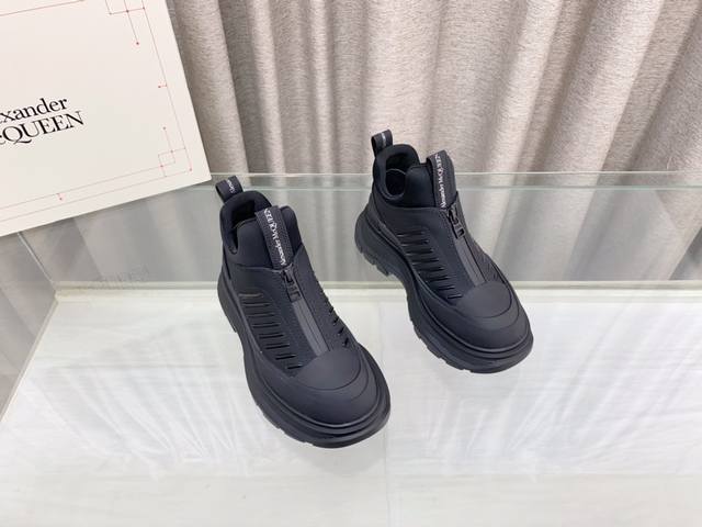 女 男 Alexander Mcqueen 亚历山大 麦昆新款tread Slisck Moto机能风短靴 弹力鞋，情侣款真的大爱喔；又酷又飒 全头层粒面牛皮面