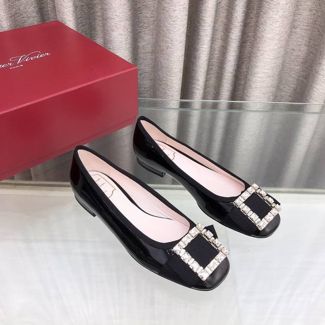Roger Vivier从belle Vivier系列汲取灵感， Très Vivier系列增添设计新意，成为备受喜爱的新icon，本款芭蕾舞鞋以纳帕皮革制成，
