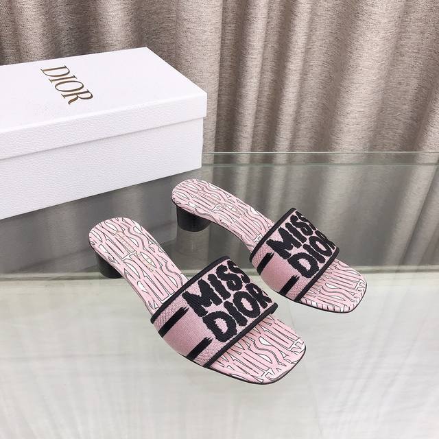 平底 高跟 迪奥 Dior 新元素miss Dior 春夏新款一字拖拼色女鞋 Cd字母logo立体刺绣圆柱跟凉鞋 方头粗跟果冻色露趾拖鞋 市面顶级版本 鞋面：原