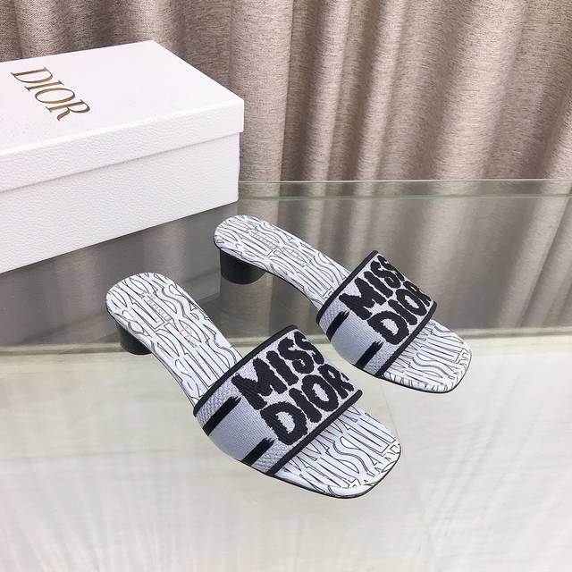 平底 高跟 迪奥 Dior 新元素miss Dior 春夏新款一字拖拼色女鞋 Cd字母logo立体刺绣圆柱跟凉鞋 方头粗跟果冻色露趾拖鞋 市面顶级版本 鞋面：原