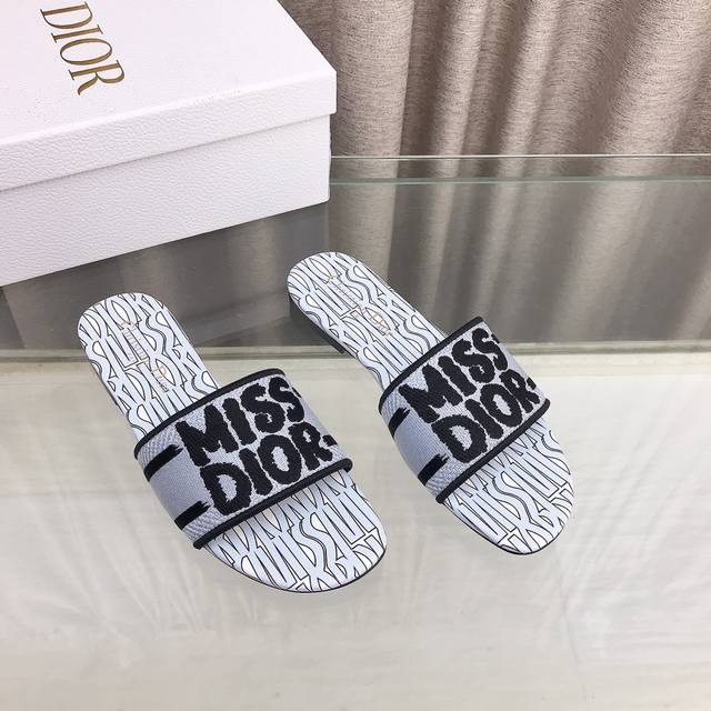 平底 高跟 迪奥 Dior 新元素miss Dior 春夏新款一字拖拼色女鞋 Cd字母logo立体刺绣圆柱跟凉鞋 方头粗跟果冻色露趾拖鞋 市面顶级版本 鞋面：原