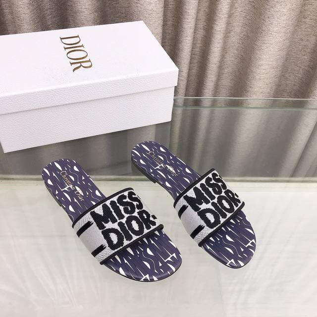 平底 高跟 迪奥 Dior 新元素miss Dior 春夏新款一字拖拼色女鞋 Cd字母logo立体刺绣圆柱跟凉鞋 方头粗跟果冻色露趾拖鞋 市面顶级版本 鞋面：原