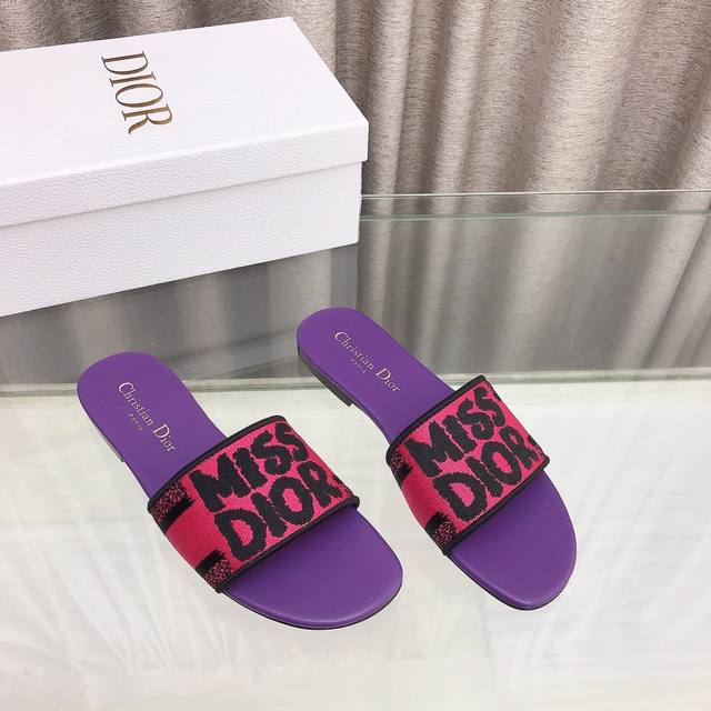 平底 高跟 迪奥 Dior 新元素miss Dior 春夏新款一字拖拼色女鞋 Cd字母logo立体刺绣圆柱跟凉鞋 方头粗跟果冻色露趾拖鞋 市面顶级版本 鞋面：原