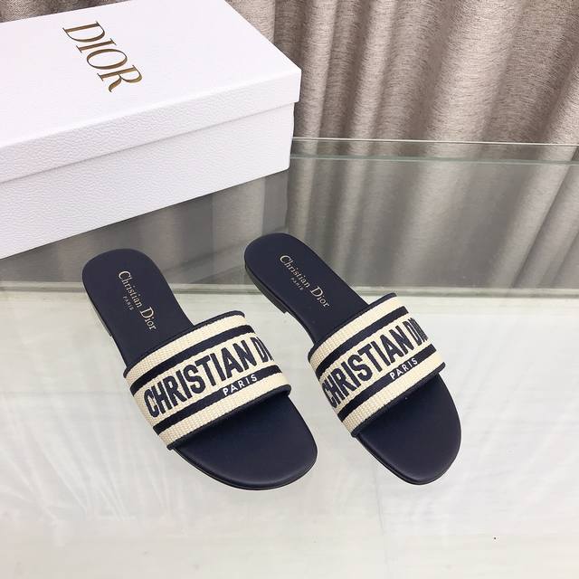 迪奥 Dior 春夏新款 Dway 平底一字拖拼色女鞋 Cd字母logo立体刺绣圆头露趾凉拖鞋 原版开发市面顶级版本 鞋面：进口酒椰草电绣高温水溶棉质科技面料