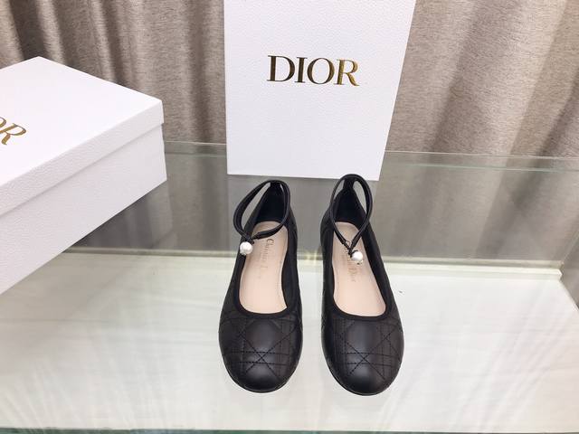 Dior24Ss早春新款珍珠芭蕾舞鞋 这是一款绗缝牛皮革精心制作，饰以藤格纹图案，搭配弹力皮革系带和白色cd树脂珠饰，别具一格。 大底：真皮大底 Size：35