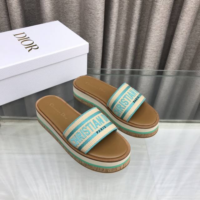迪奥 Dior 春夏新款 Ivieta Dway 果冻色平底一字拖拼色女鞋 Cd字母logo立体刺绣厚底圆头露趾拖鞋 材质:鞋面进口酒椰草电绣高温水溶棉质科技面