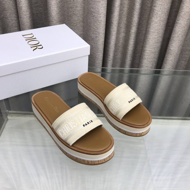 迪奥 Dior 春夏新款 Ivieta Dway 果冻色平底一字拖拼色女鞋 Cd字母logo立体刺绣厚底圆头露趾拖鞋 材质:鞋面进口酒椰草电绣高温水溶棉质科技面