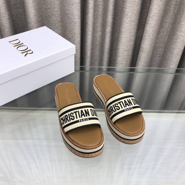 黑色 迪奥 Dior 春夏新款 Ivieta Dway 果冻色平底一字拖拼色女鞋 Cd字母logo立体刺绣厚底圆头露趾拖鞋 材质:鞋面进口酒椰草电绣高温水溶棉质
