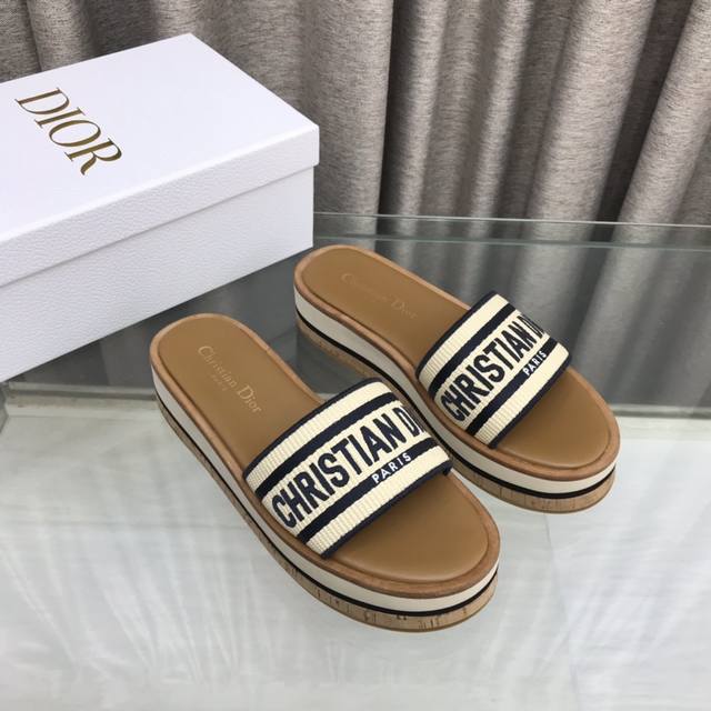 蓝色 迪奥 Dior 春夏新款 Ivieta Dway 果冻色平底一字拖拼色女鞋 Cd字母logo立体刺绣厚底圆头露趾拖鞋 材质:鞋面进口酒椰草电绣高温水溶棉质