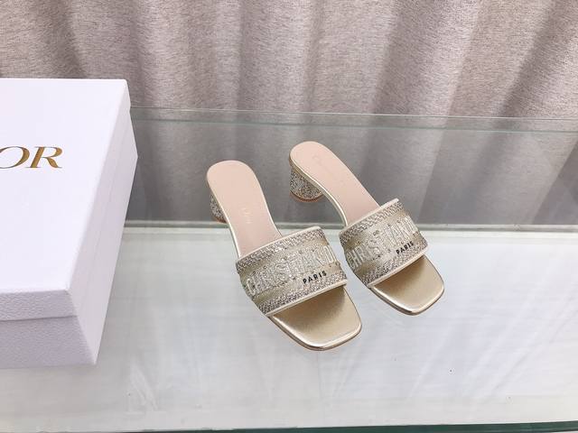 Dior 春夏新款dway平底一字拖拼色烫钻女鞋，Cd字母logo立体刺绣圆柱跟凉鞋，方头粗跟水钻圆柱跟凉拖鞋，原版开发市面顶级版本 鞋面：原版一致水洗牛皮电绣