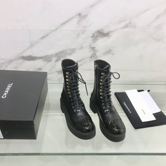 皮面 Chanel 香奈儿秋冬专柜新款绑带拼接马丁靴 鞋面：布面 牛皮 内里：进口羊皮 鞋底：原版开模tpu 码数：35-39 40定做不退换