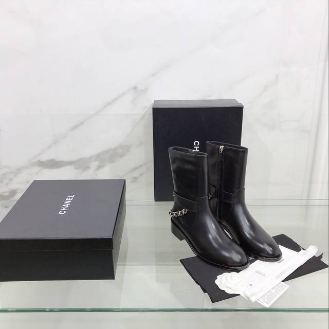 Chanel 小香秋冬新款链条短靴 采用进口牛皮面料，羊皮内里，意大利进口真皮大底！跟高3Cm，上脚巨显腿直，简直就是一款神仙靴子，真的帅爆了 码数：35～39