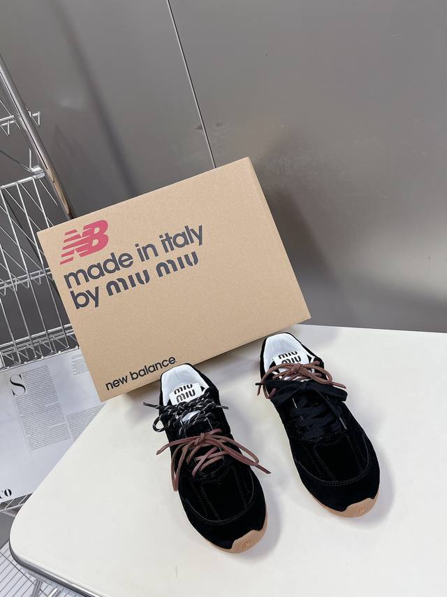 Miu Miunew Balance 联名系列情侣运动鞋、各大品牌都热衷于跨界联名、缪缪这次联名诚意满满非常有亮点鞋面高丝光拼接、做旧毛边设计、复古又叛逆、令人