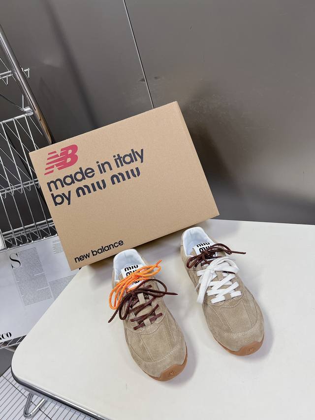 Miu Miunew Balance 联名系列情侣运动鞋、各大品牌都热衷于跨界联名、缪缪这次联名诚意满满非常有亮点鞋面高丝光拼接、做旧毛边设计、复古又叛逆、令人