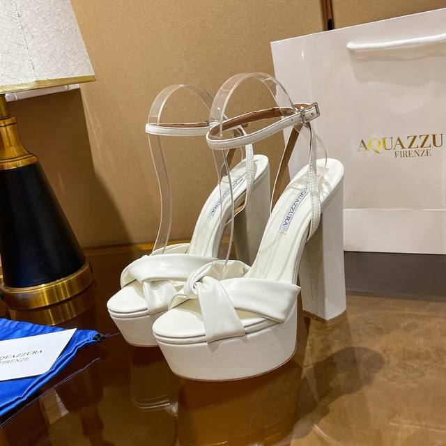 Aquazzura 新款凉鞋 顶级版本 代购款独家新款顶级版本 质量超级美爆。 Zp 原版开模 原版扣开模 附带原版定制羊皮超级炫美 一眼看上去就高端大气上档次