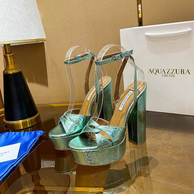 Aquazzura 新款凉鞋 顶级版本 代购款独家新款顶级版本 质量超级美爆。 Zp 原版开模 原版扣开模 附带原版定制蛇纹羊皮超级炫美 一眼看上去就高端大气上