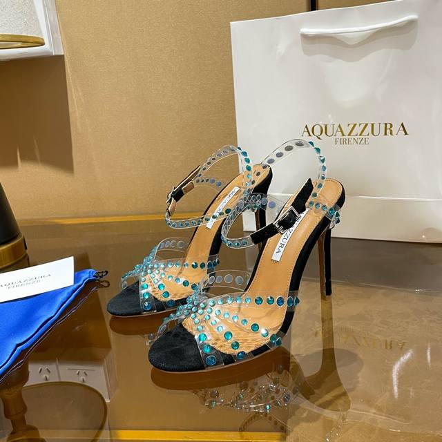 Aquazzura 顶级版本官网一致 ｜来来菠萝 新款 春夏新品高跟凉鞋。原版定制包跟中底，鞋面满满的钻，超闪 精致女人必备款太性感了吧！超级显气质的一款。 松