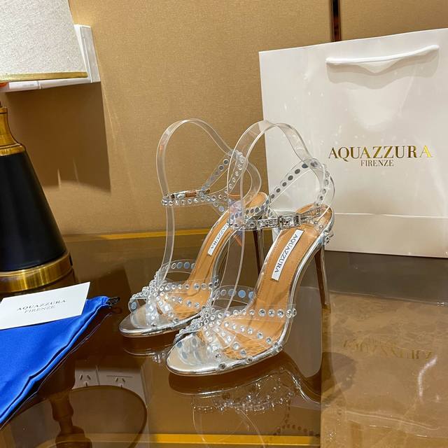 Aquazzura 顶级版本官网一致 ｜来来菠萝 新款 春夏新品高跟凉鞋。原版定制包跟中底，鞋面满满的钻，超闪 精致女人必备款太性感了吧！超级显气质的一款。 松