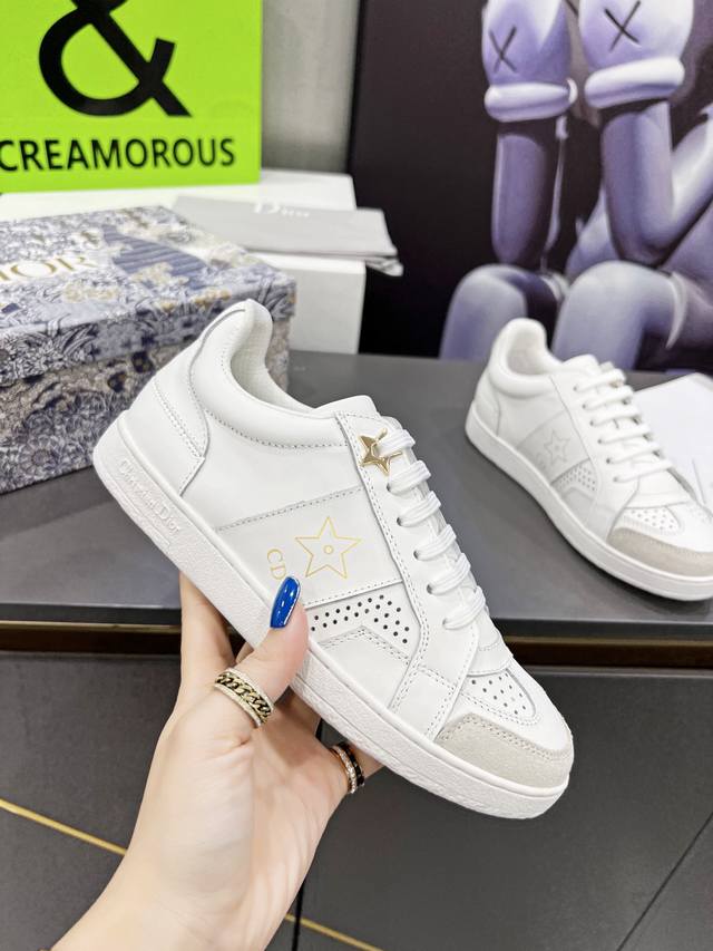 Dior 迪奥 花色同步官网更新啦，这款 Dior Star 运动鞋为新款经典单品，经久不衰的设计别具一格。采用白色牛皮革精心制作，饰以同色调绒面革镶片。点缀以