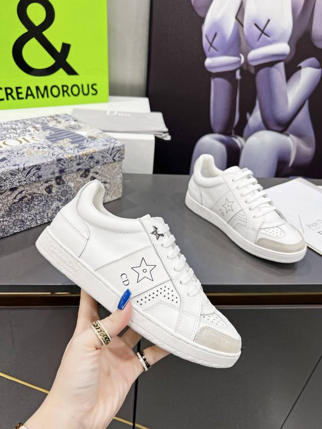 Dior 迪奥 花色同步官网更新啦，这款 Dior Star 运动鞋为新款经典单品，经久不衰的设计别具一格。采用白色牛皮革精心制作，饰以同色调绒面革镶片。点缀以