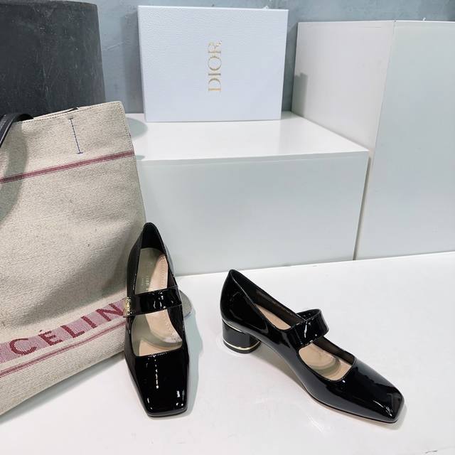 高品质出厂 ！顶级品质代购级 官网同步飞机盒包装 Dior 迪奥 24Ss 秋冬最新时装秀高定系列 Miss Dior 粗跟方头单鞋！ 粗跟方头玛丽珍芭蕾舞女鞋