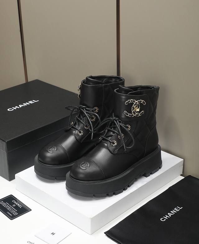 Chan**小香秋冬双c厚底短靴小牛皮材质的鞋面，细腻且质感十足，原版开模五金扣饰彰显出优雅高贵的气质，是秋冬季的完美配搭。 鞋面材质：进口小牛皮 鞋底：原版底