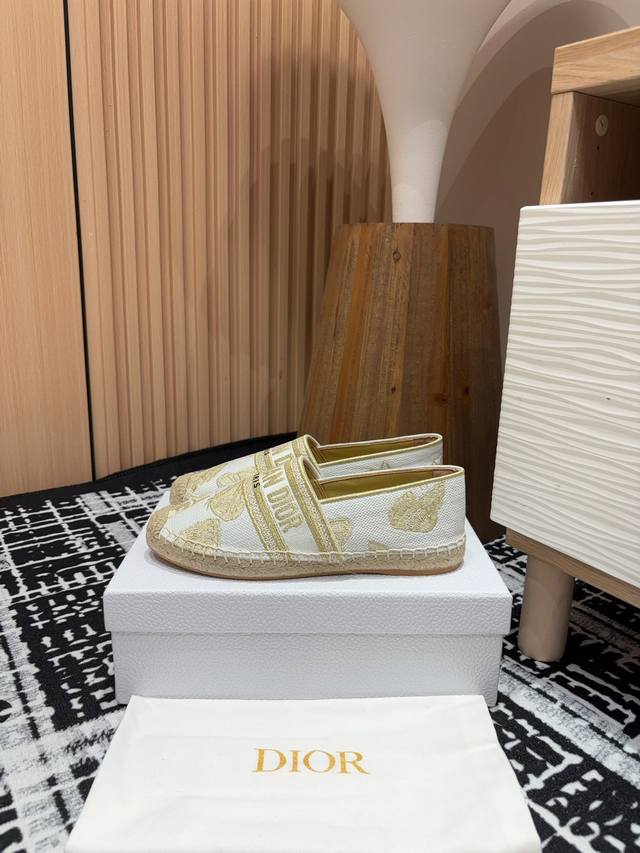 Dior Granville 草编鞋刺绣渔夫鞋 这款 Dior Granville 草编鞋突显 Oblique 印花。采用棉质刺绣面料精心制作，鞋面饰以 Chr