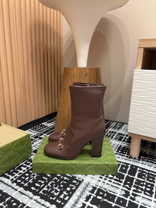 25Ss新款gucci马衔扣粗跟短靴高跟踝靴 这款靴子以精致的弹力皮革匠心打造，缀饰经典马衔扣配件。历史悠久的品牌标识融蕴品牌内涵，优雅诠释长靴的简约风尚和精湛