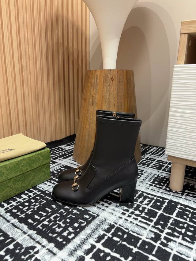 25Ss新款gucci马衔扣粗跟短靴高跟踝靴 这款靴子以精致的弹力皮革匠心打造，缀饰经典马衔扣配件。历史悠久的品牌标识融蕴品牌内涵，优雅诠释长靴的简约风尚和精湛