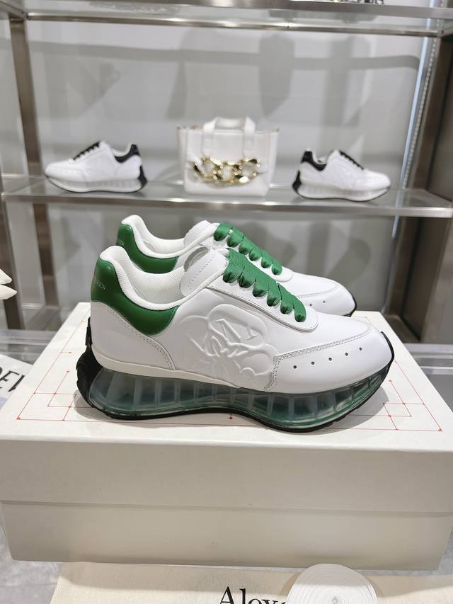 出 上新alexander Mcqueen 亚历山大麦昆 春夏男sprint运动情侣款 鞋侧面饰有时尚个性字母seal Logo组合雕花标志 内里网 牛皮垫脚，
