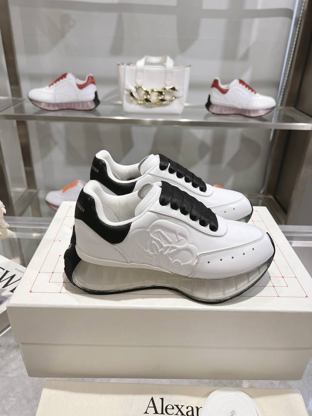 出 上新alexander Mcqueen 亚历山大麦昆 春夏男sprint运动情侣款 鞋侧面饰有时尚个性字母seal Logo组合雕花标志 内里网 牛皮垫脚，