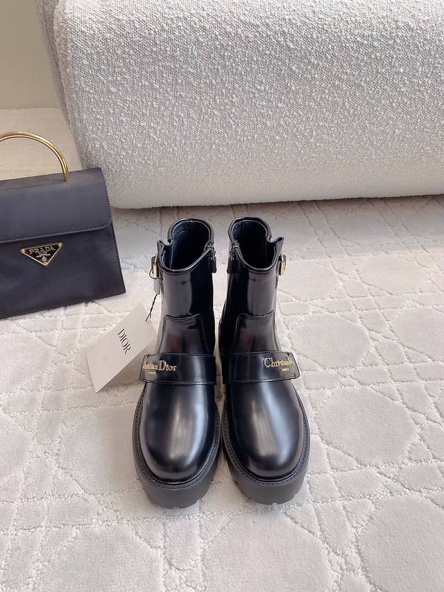 出厂价 Dio*新款厚底短靴 粗筒的设计真的超显腿细 穿脱非常方便 上脚无敌 设计给满分 简约的loho点缀 大气又耐看 真的非常推荐 鞋面小牛皮 内里垫脚牛皮