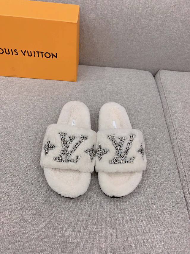 出厂价 Louis Vuitto*新款泰迪毛毛拖鞋 超闪水钻logo点缀精致无比 超级厚实的澳洲进口羊毛 犹如踩在云朵般的感觉 拉长腿部线条 面料进口澳洲羊毛
