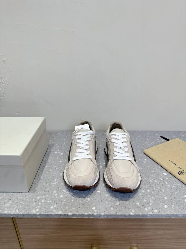 Brunello Cucinelli 24Ss最新 Bc 系带 羊毛休闲鞋 Bc是意大利知名品牌，极简主义风格，纯手工串联珠链配饰！复古又高级！简约又大气， 属