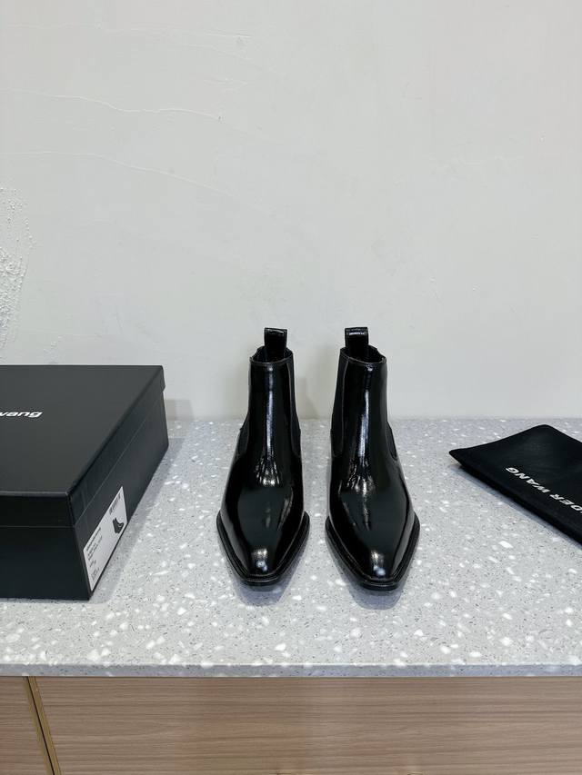 Alexander Wang亚历山大王 24Ss 秋冬新款 短靴 恰到好处的高跟，搭配最潮头型女王的绝佳搭配！ 金属扣懒人拖鞋稳稳的安全感，时尚高贵！超级稳 鞋