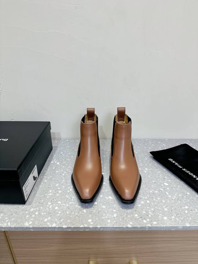 Alexander Wang亚历山大王 24Ss 秋冬新款 短靴 恰到好处的高跟，搭配最潮头型女王的绝佳搭配！ 金属扣懒人拖鞋稳稳的安全感，时尚高贵！超级稳 鞋