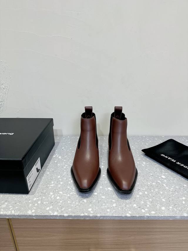 Alexander Wang亚历山大王 24Ss 秋冬新款 短靴 恰到好处的高跟，搭配最潮头型女王的绝佳搭配！ 金属扣懒人拖鞋稳稳的安全感，时尚高贵！超级稳 鞋
