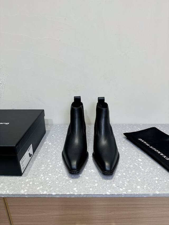 Alexander Wang亚历山大王 24Ss 秋冬新款 短靴 恰到好处的高跟，搭配最潮头型女王的绝佳搭配！ 金属扣懒人拖鞋稳稳的安全感，时尚高贵！超级稳 鞋