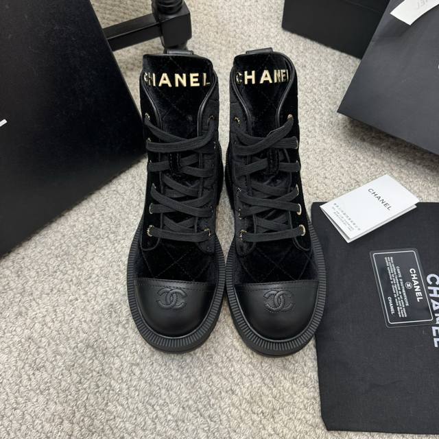 牛货 Chanel 小香24B爆款秋冬荔枝纹牛皮厚底马丁短靴 鞋舌上的字母很精致，鞋头的暗花logo 还有后跟的logo 都很别致，这靴子上脚真的显腿细，加上靴